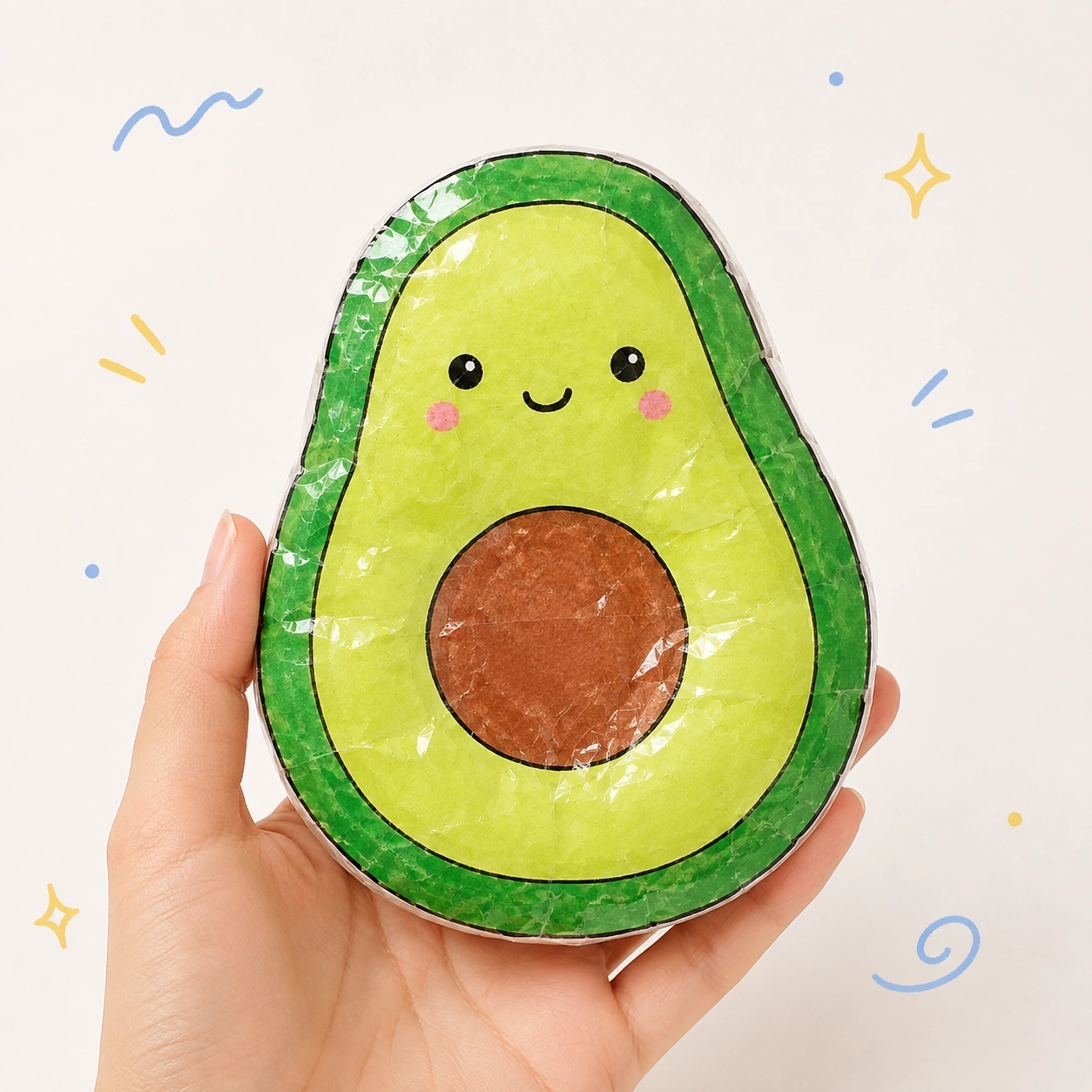 Mão segurando um paper squishy colorido pronto para apertar